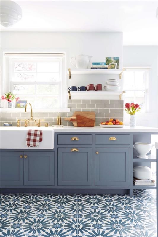 kuhinjske ploščice, beli dekor za kuhinjo s temno modrim pohištvom, ploščice v sivi barvi