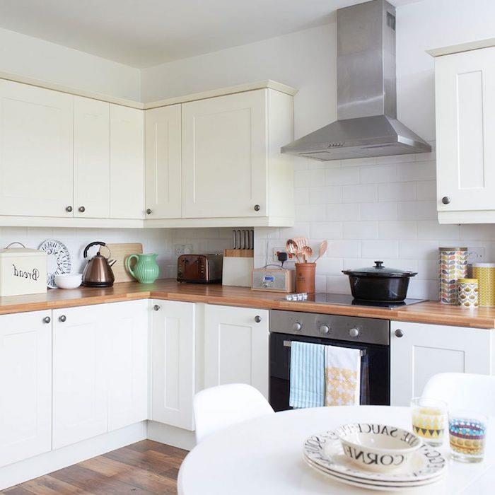 klasikinė virtuvės pertvarkymo idėja, baltas virtuvės fasadas su mediniu stalviršiu, amrono medžio parketas, baltos plytelės