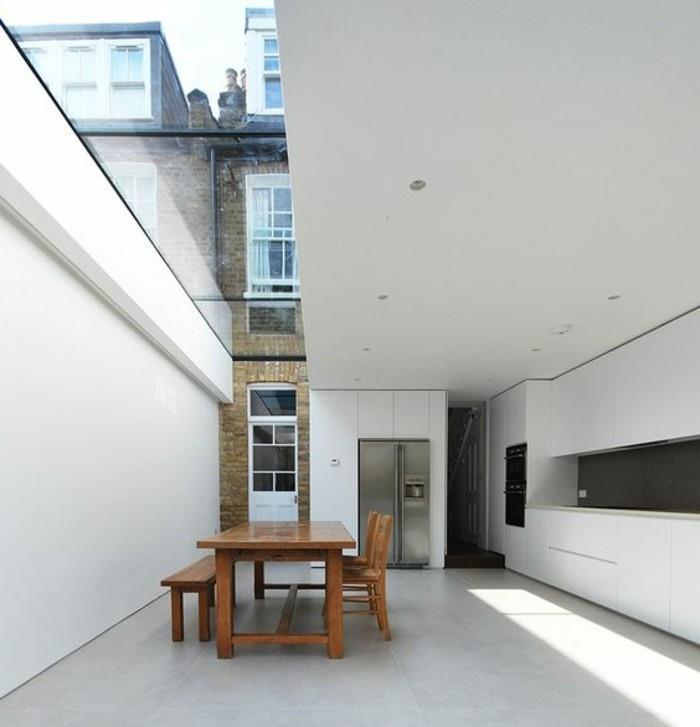sodobna kuhinja-bela-steklena streha-za-kuhinjo-tla-iz voskanega betona