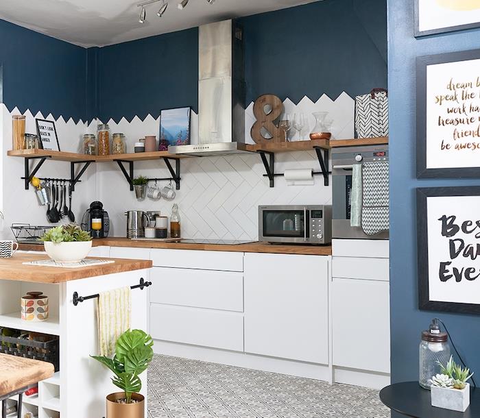 Mutfağınızı masmavi, beyaz mutfak cephesinde odunsu vurgular, ahşap ve metal raf ile yeniden boyama fikri