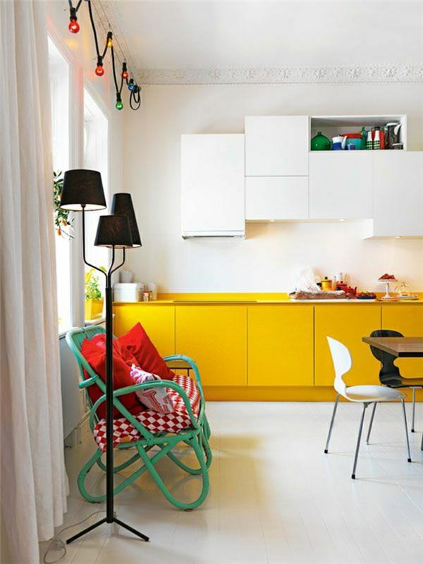 kuhinja-barva-rumeno-pohištvo-bela-rumeno-modra-stol-črna-svetilka-parket