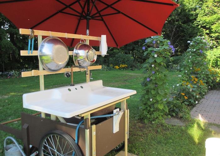 dış mekan kullanımı için küçük araba tarzı mobil mutfak ve şemsiyeli kapalı bahçe