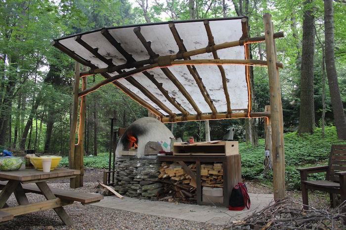 Odun yanan taş fırın ve piknik çatılı el yapımı rustik dış mekan üstü kapalı mutfak