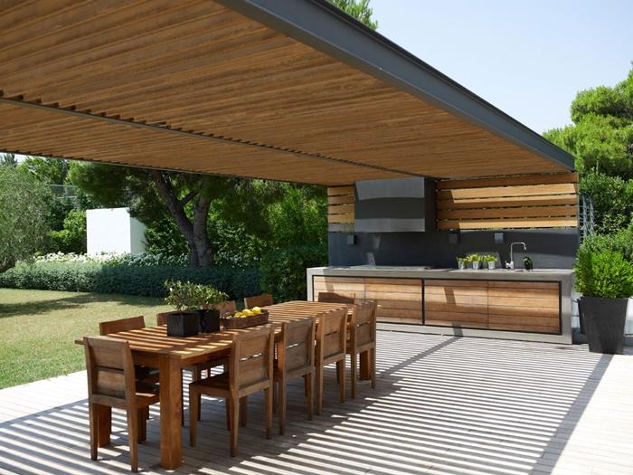 poletna kuhinja v lesenih ploščah les splashback antracit siva lesene omare betonski videz delovna plošča sodoben zunanji dekor