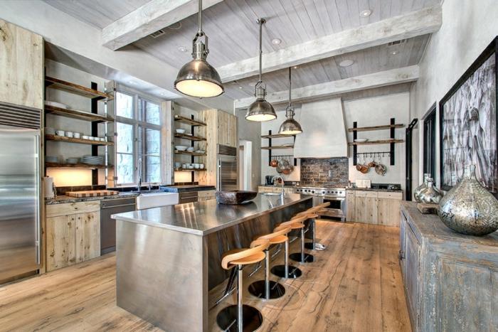 pilka ir medinė virtuvė, šiltos medinės virtuvės grindys, modernios baro kėdės, gamyklos lempos, medinės lentjuostės, lentynos