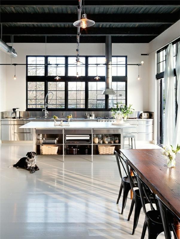 pramoninė virtuvė, dirbtuvių langas, juodos medinės lubos, menininko langai, sala su saugykla, šuo su pilku parketu
