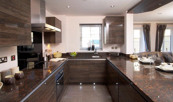 ruda atviro plano virtuvė su marmuriniais stalviršiais