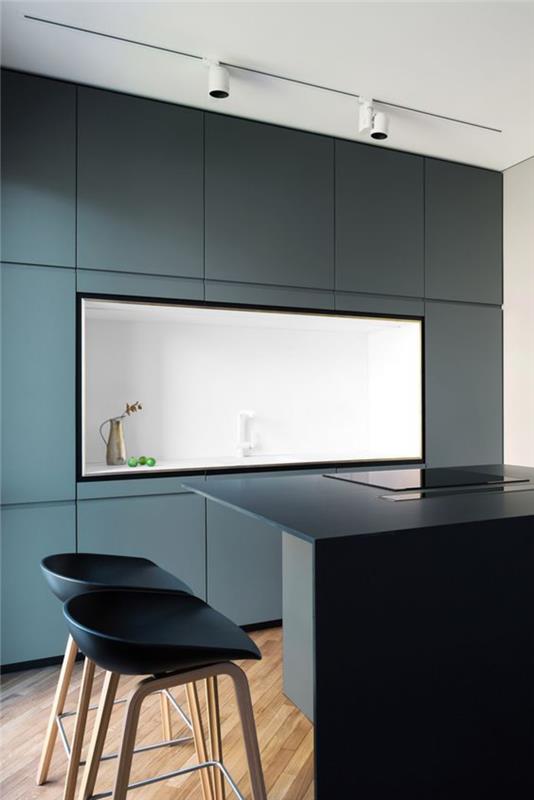 minimalistinio stiliaus virtuvė baltos ir ančių spalvos, kuri nukreipta į pilką, juodą centrinę salą su rafinuotu dizainu