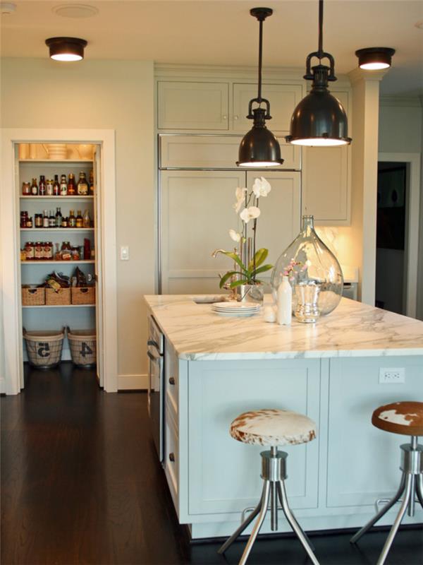 pastel renkli zarif bir mutfakta küçük dokunuşlarla benimsenen endüstriyel bir dekorasyon örneği