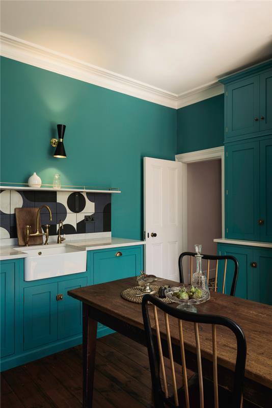 angliško stiliaus turkio spalvos virtuvė su moderniais ir retro akcentais, virtuvės spintelės, nudažytos ančių spalva, kuri pritraukia prie turkio