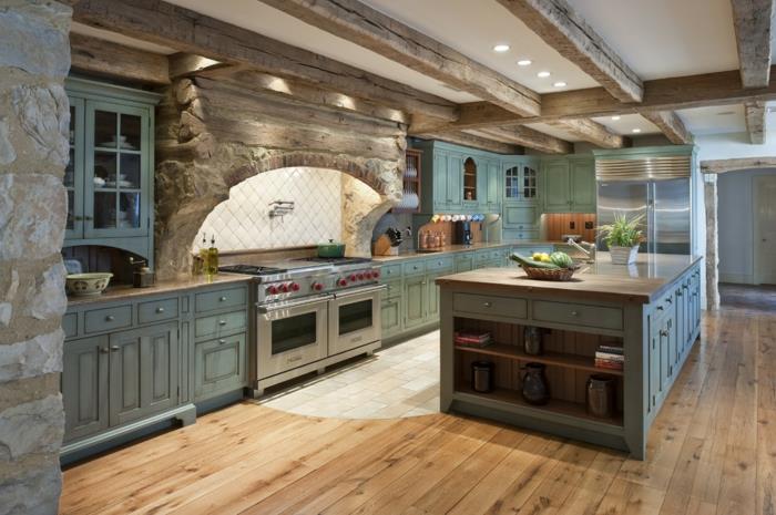 preobrazba lesene kuhinje, omamljene elegantne omare v zeleni barvi, LED osvetlitev, kamnita stena, leseni parket