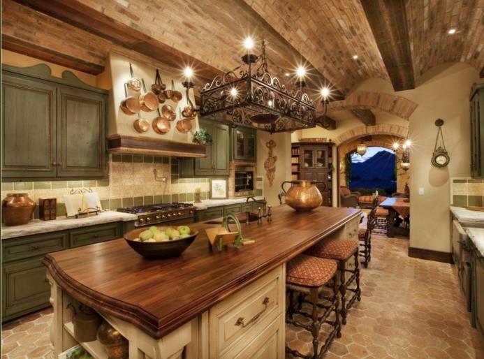 lesena kuhinja, viseča svetilka, kuhinjske omare kaki barve, električna pečica, barski stol
