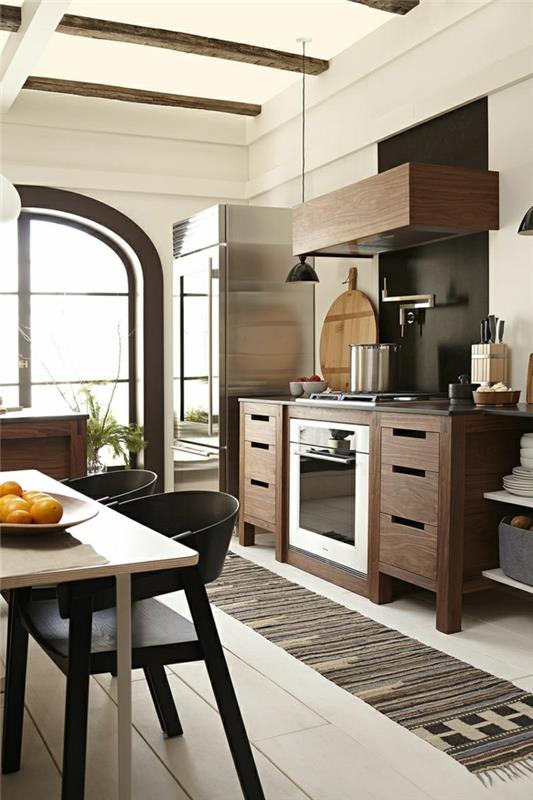 bela in lesena kuhinja, posoda za sadje, beli strop, srebrni hladilnik, električna pečica, bele stene