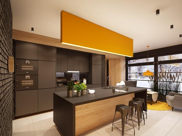 črna in lesena, rumena in rjava kuhinja, stena pokrita s 3D dekorativno ploščo iz rjave imitacije opeke, rjavi plastični stolčki brez naslonjal, ploščice v slonokoščeni barvi