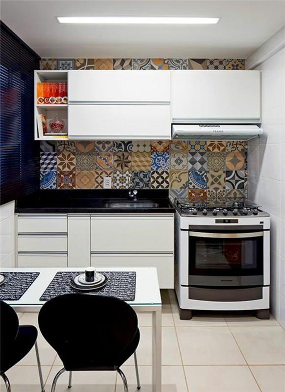 renkli plakalar ile duvar kaplamalı siyah mutfak