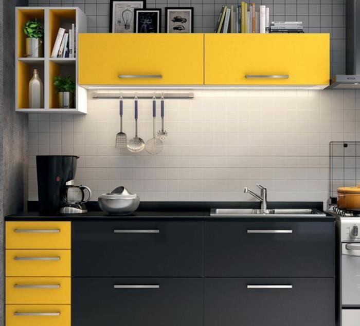 sarı ve beyaz kiremitli duvarlar ile siyah mutfak