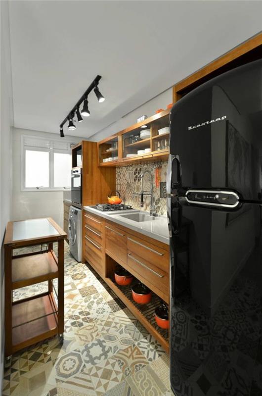 siyah buzdolabı ve siyah aydınlatma armatürleri ile ahşap ve siyah mutfak