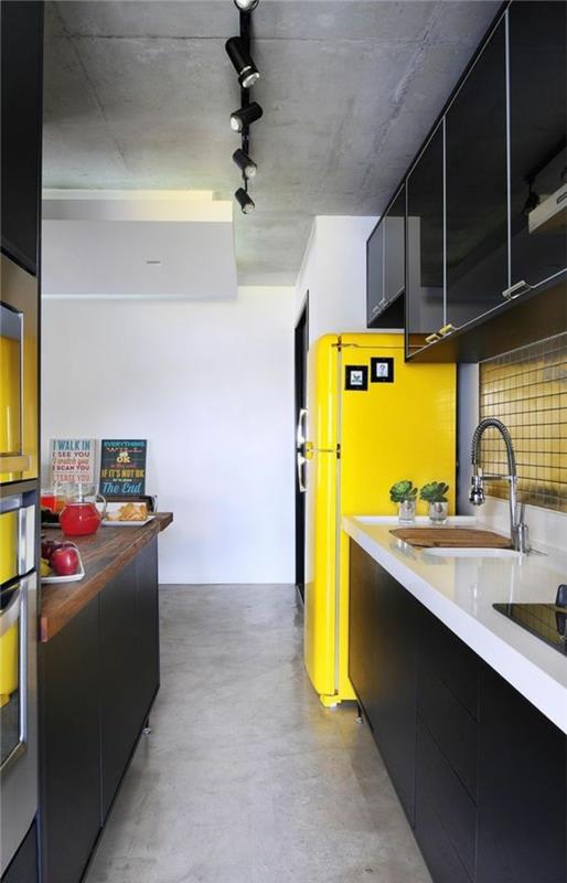 büyük sarı buzdolabı ve ham tavan siyah endüstriyel tarzı aydınlatma armatürleri ile siyah mutfak