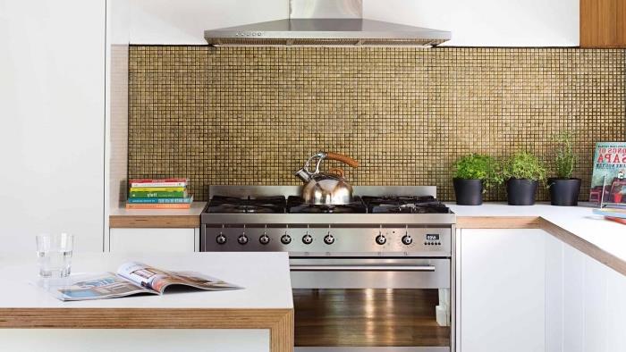 hangi moda mutfak backsplash seçilir, ahşap ve altın desenli beyaz mutfak modeli, küçük köşe mutfak fikri