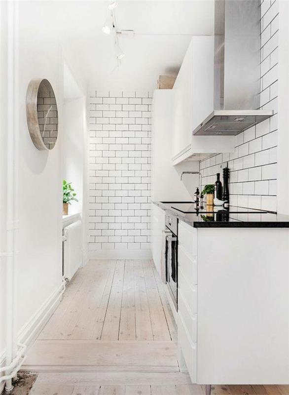 opremljena kuhinja ikea, sijajna črna delovna plošča, parket v barvi peska, bele stene, z belo opeko