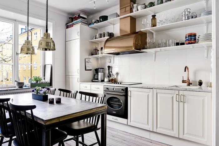 lesena kuhinja, vodoravno shranjevanje v kuhinji z belo barvano leseno stensko polico, belo kuhinjsko pohištvo