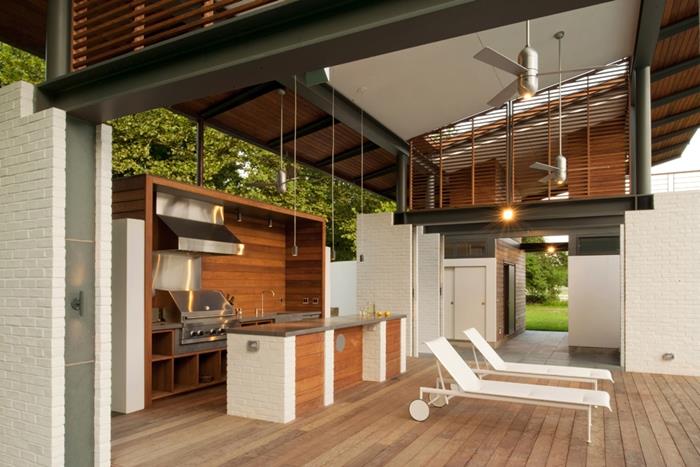 pokrita zunanja kuhinja moderna zunanja zasnova lesena terasa bela in lesena postavitev kuhinje z osrednjim otokom