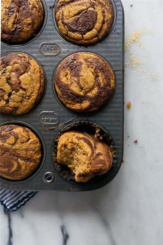 izviren recept za muffine iz nutelle z bučnim pirejem, nutello in cimetom za gurmanski zajtrk, marmornatimi bučkami in nutella kolački