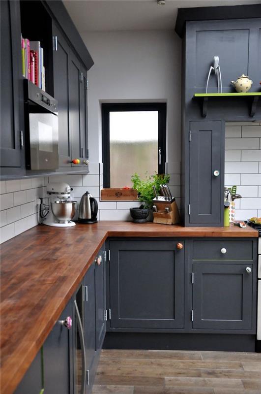 virtuvės su anglimi pilkos spalvos ir tamsiai vaškuoto medžio stalviršio idėja
