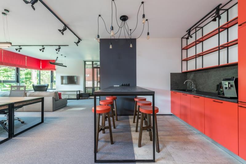 anglis pilka virtuvė kokia spalva sienų apdaila raudonai