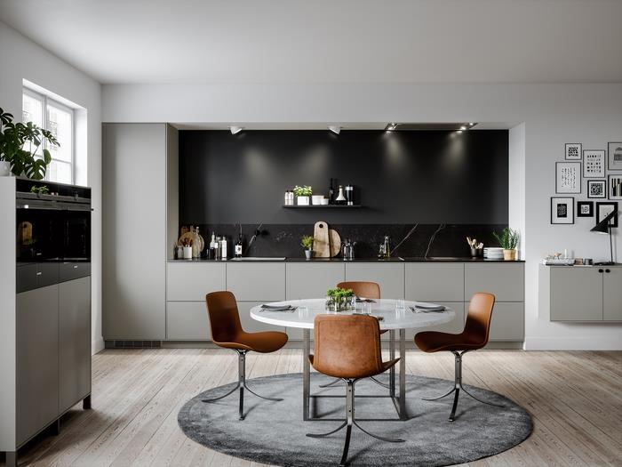 Alanın minimalist zarafetini vurgulayan siyah ve mermer bir sıçrama duvarı ile ilişkili açık gri mutfak