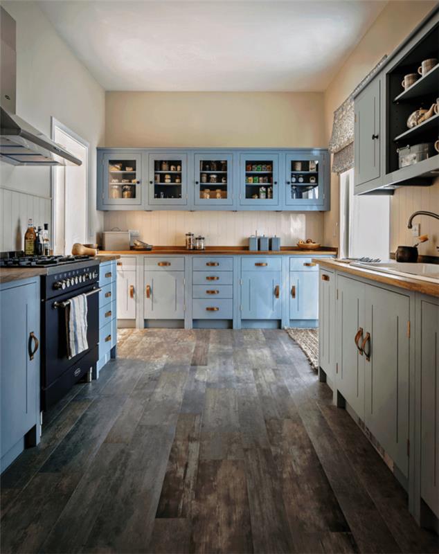 gri ve mavi bir mutfağın duvarları için ne renk, gri ve açık mavi mutfak mobilyalarının açık renkli ahşap tezgahlarla birleşmesi ile oluşan deniz kenarı atmosferi