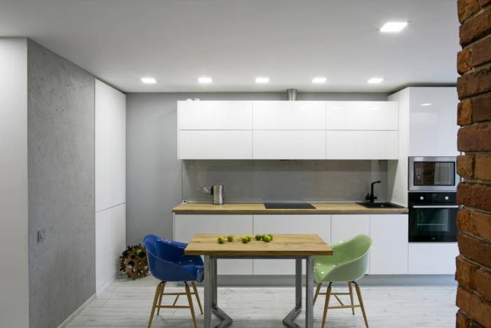 beyaz lake mutfak duvarları için ne renk, gri duvarlar ve hafif ahşap tezgah ile geliştirilmiş beyaz lake mutfağın minimalist ve zarif tasarımı
