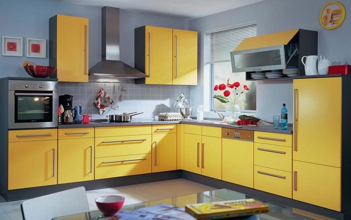 oturma odasına açık sarı ve gri bir mutfak, sarı mutfak dolaplarının etkisi gri boya ve gri kiremitli sıçrama ile arttırıldı.