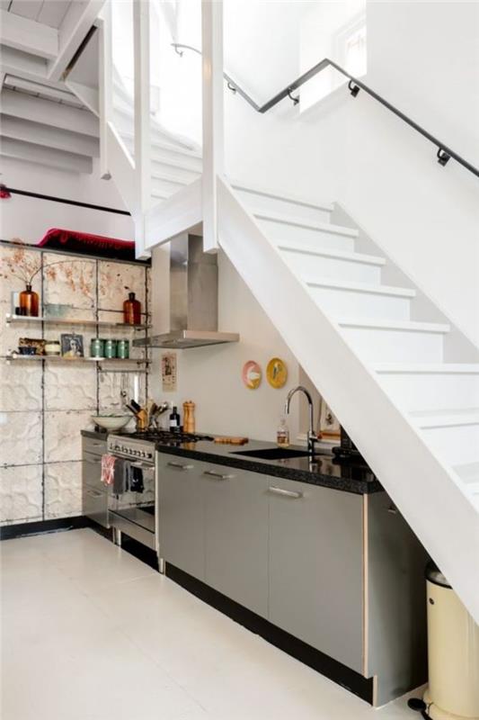 siva in granitna kuhinja pod belim stopniščem bela splashback stena odprte kovinske police stenske okrasne plošče bele talne ploščice