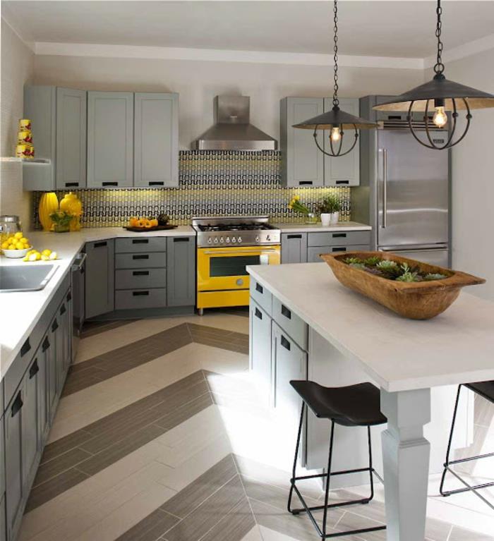 pilkai geltona-virtuvė-pilka-balta-parketas-grindys-virtuvė-baldai-baltos lubos