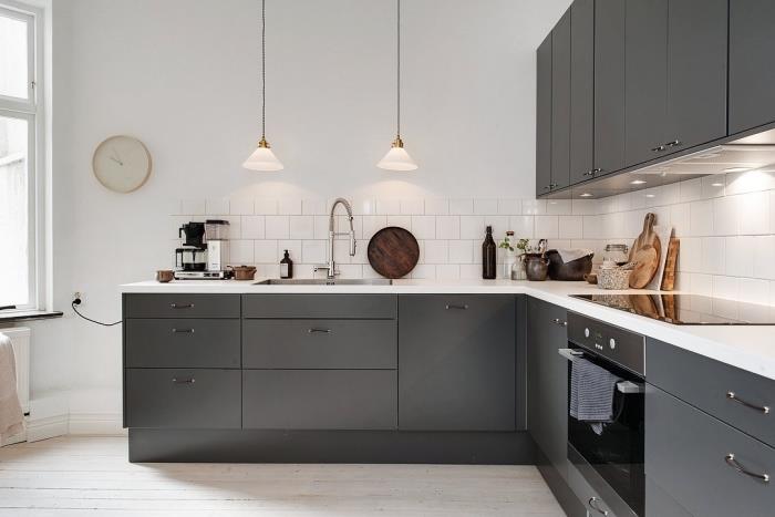 L şeklinde mutfak planı, beyaz fayanslarla klasik sıçrama fikri, koyu gri dolaplarla beyaz mutfak modeli