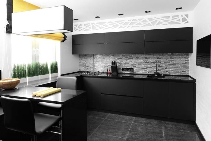 yemek masası ile doğrusal mutfak düzeni, koyu gri fayanslarla siyah beyaz mutfak dekor fikirleri