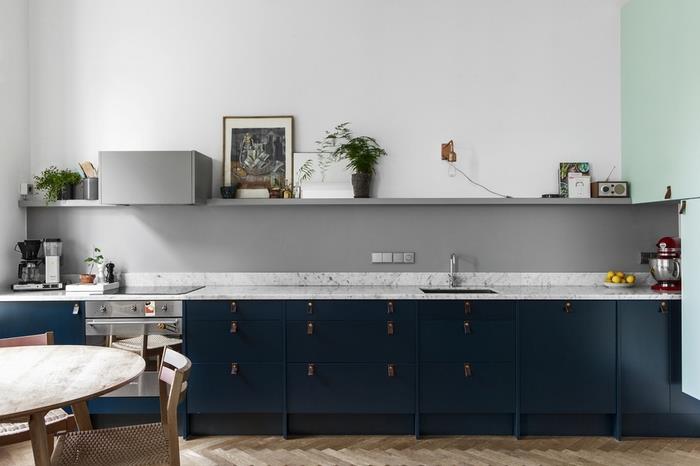 temiz ve minimalist bir tasarıma sahip İskandinav tarzında modern bir gri ve ördek mavisi mutfak