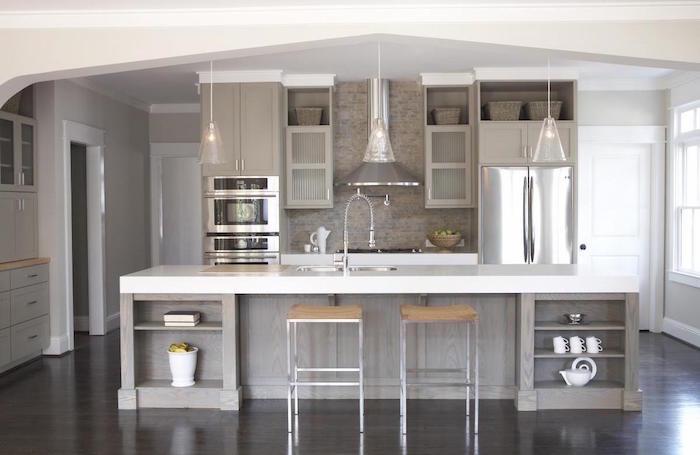 sivo -bela kuhinja, odprta za dnevno sobo, ameriška kuhinja, opremljena s sivim pohištvom