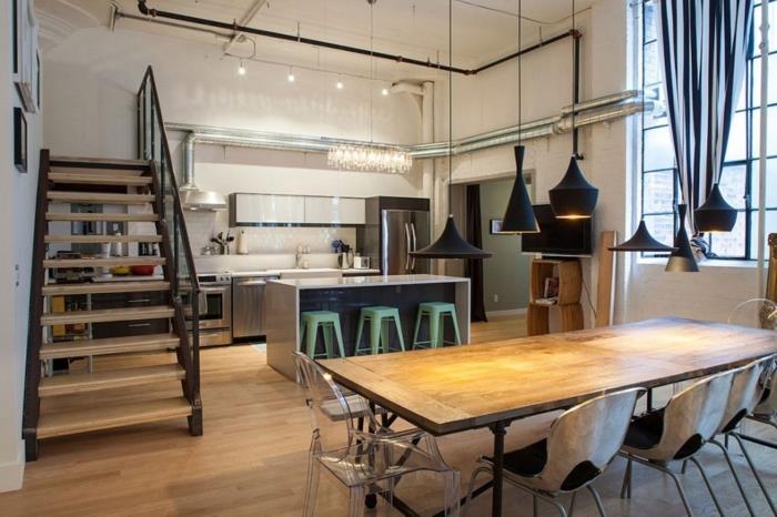 ilgas medinis stalas, pramoniniai laiptai, žalios kėdės, balta sala, atvira santechnika, mediena ir balta virtuvė