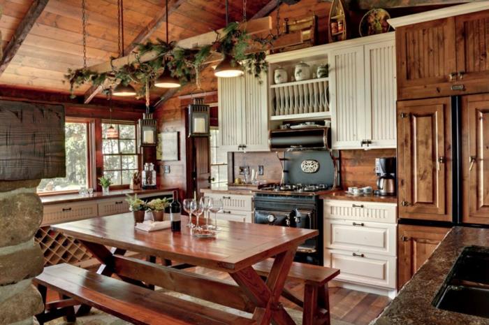 kmečka kuhinja, leseni strop, velika okna, preobrazba kuhinje, bele kuhinjske omare, marmorna plošča