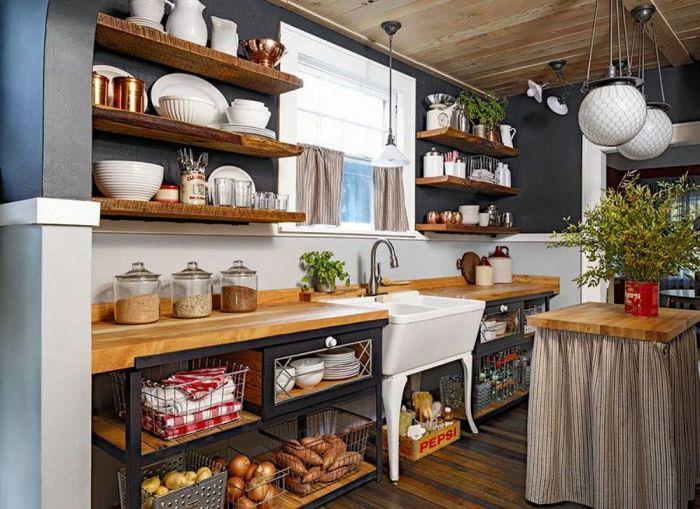 podeželska kuhinja kuhinja z lesom in kovino skladiščni prostor umivalnik na nogah odprte lesene police leseni strop