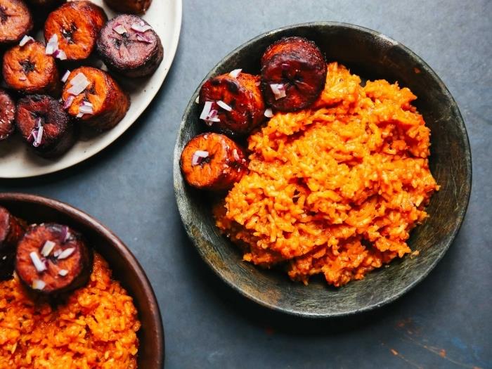 kolayca yapmak için orijinal bir Afrika yemeği fikri, fıstık ezmesi ve zerdeçal ile Afrika baharatları ile beyaz pirinç örneği