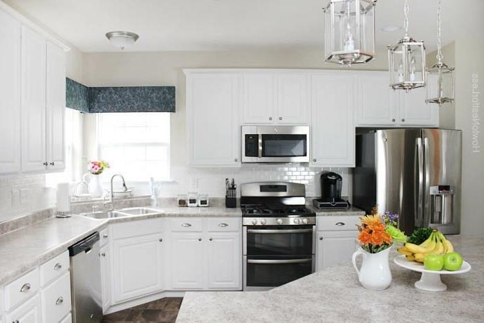 virtuvės baldai-balta-virtuvė-balta ir nerūdijančio plieno