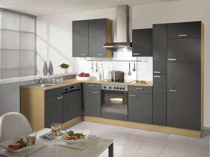 paprasti pilki ir mediniai baldai mažai įrengtai virtuvei, blaivūs dviejų spalvų virtuvės baldai