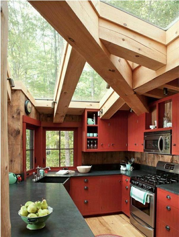 kuhinja-rdeče-leseno-pohištvo-les-in-steklo-strop-kuhinjsko pohištvo