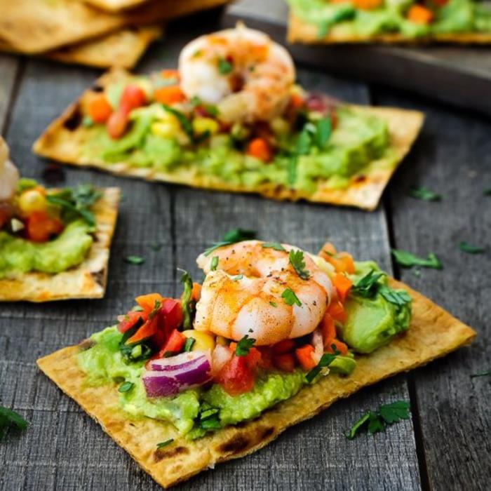 karides ve guacamole ile bir Meksika bruschetta tarifi için orijinal fikir