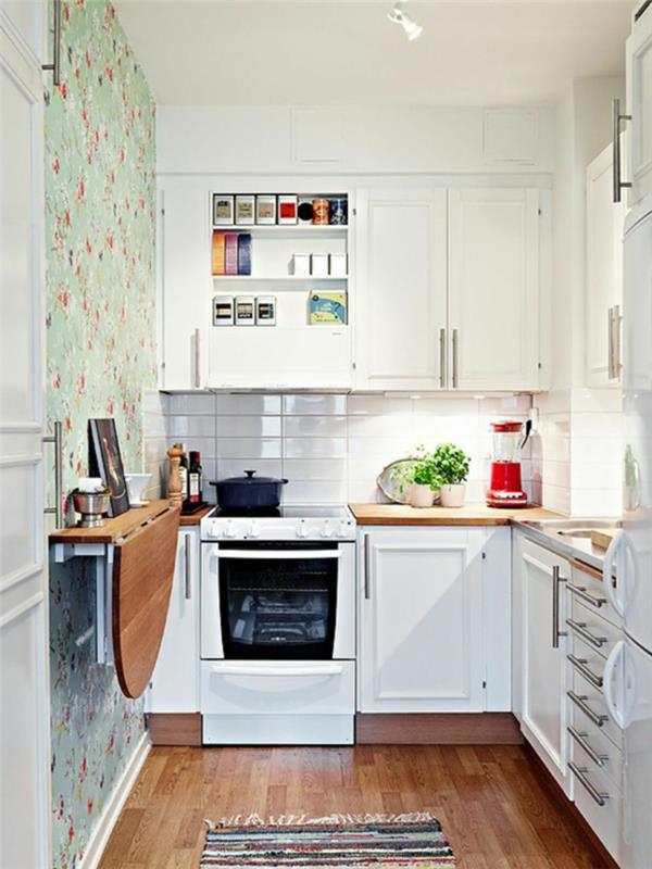 maža balta ir medinė virtuvė, sulankstomas sieninis stalas, L formos virtuvė, mediniai stalviršiai, senoviniai tapetai