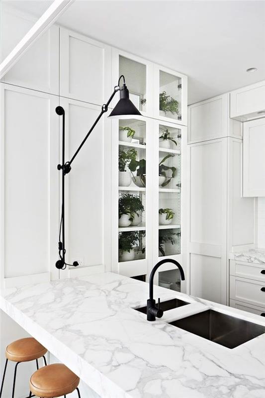 masa lambası ve cam dolaplar ile beyaz ve mermer minimalist mutfak