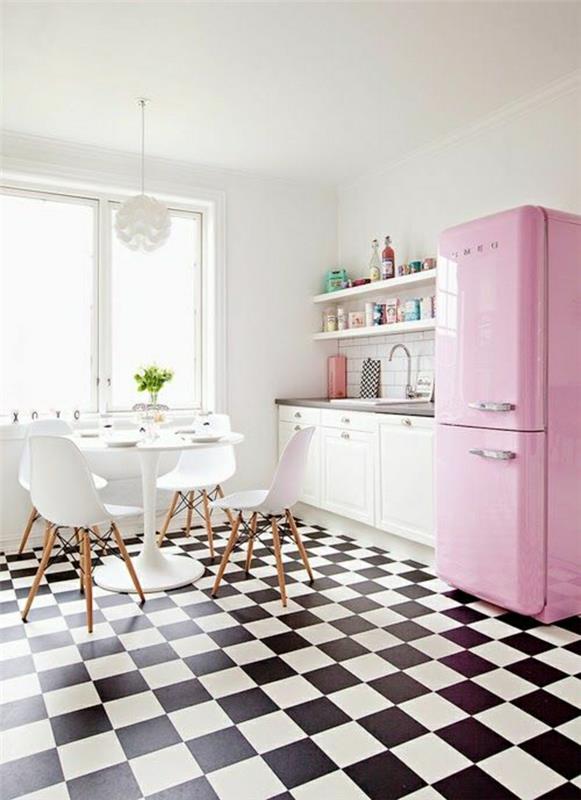 moderna-kuhinja-bela-črna-ploščice-hladilnik-roza-stol-plastika-les-miza-tulipan
